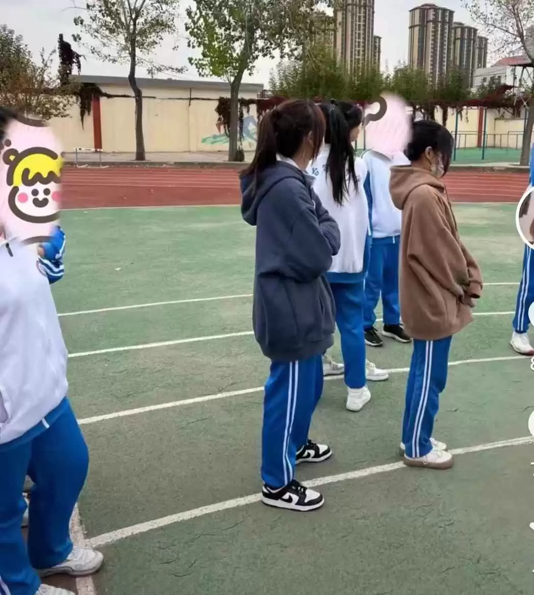 初一女生穿衣搭配新风尚:大码衣裤配八字刘海,父母吐槽全国统一?