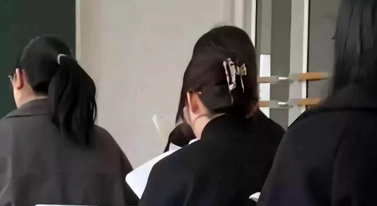 初一女生穿衣搭配新风尚:大码衣裤配八字刘海,父母吐槽全国统一?