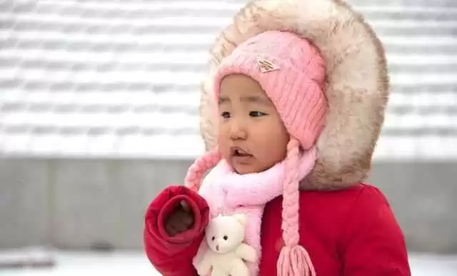 小学生冬季穿衣搭配全攻略:科学应对断崖式降温,牢记“3暖2不冻”原则少感冒