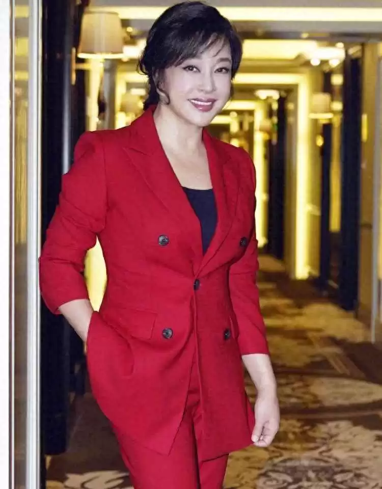 70岁刘晓庆穿搭惊艳：裙不过膝+收腰遮腹，优雅减龄就这么简单