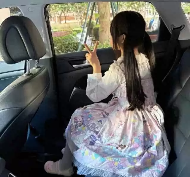 大一女生开学穿搭指南：洛丽塔风波引发的责任思考