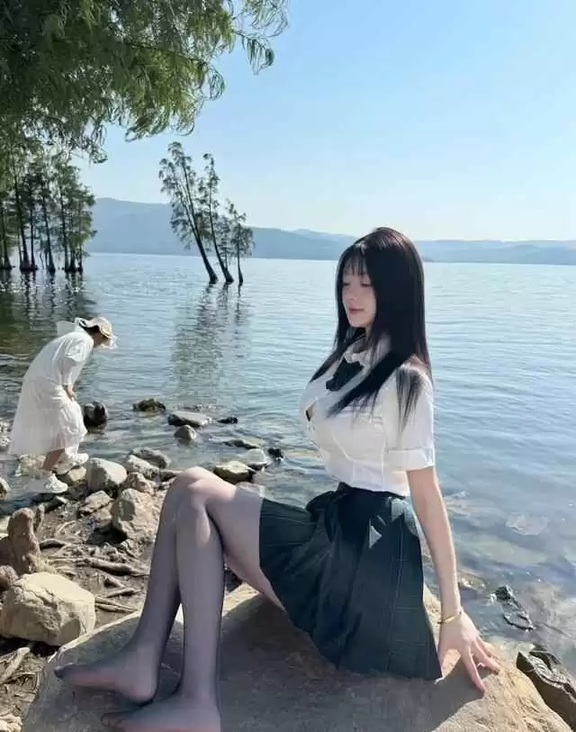 高个子女生穿搭秘籍:170+身高如何用白衬衫和短裙穿出妩媚气质