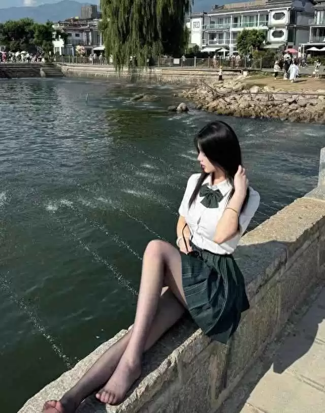 高个子女生穿搭秘籍:170+身高如何用白衬衫和短裙穿出妩媚气质 高个子女生穿搭秘籍:170+身高如何用白衬衫和短裙穿出妩媚气质