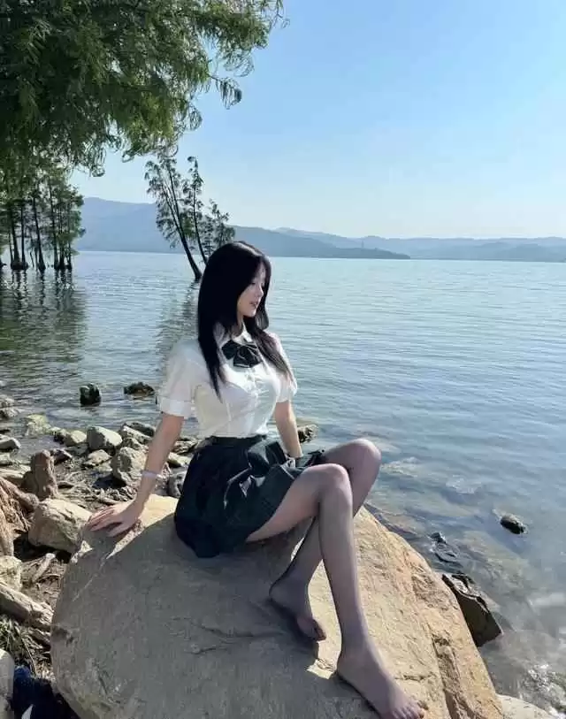 高个子女生穿搭秘籍:170+身高如何用白衬衫和短裙穿出妩媚气质
