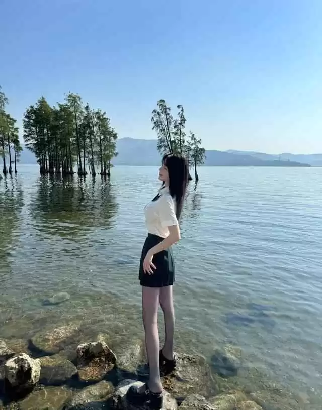 高个子女生穿搭秘籍:170+身高如何用白衬衫和短裙穿出妩媚气质