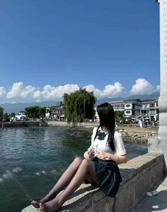 高个子女生穿搭秘籍:170+身高如何用白衬衫和短裙穿出妩媚气质