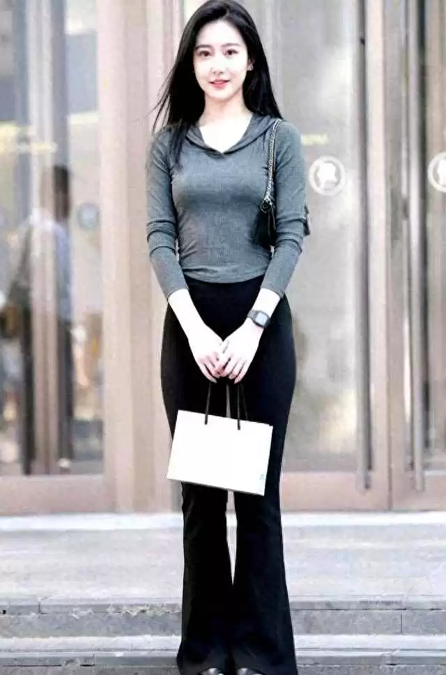 黑灰搭配太高级！针织衫+小黑裤，30岁女人穿出优雅范
