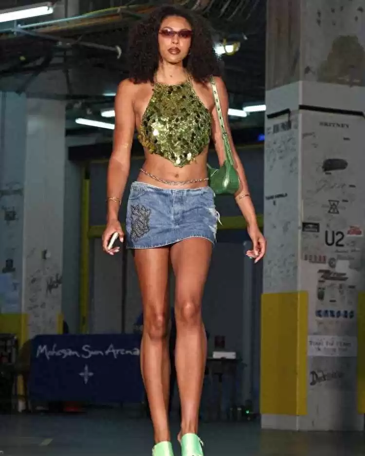 清纯妹妹穿搭秘诀：女篮三美女时尚造型解析，库里教妹火辣装扮与海莉清新运动风