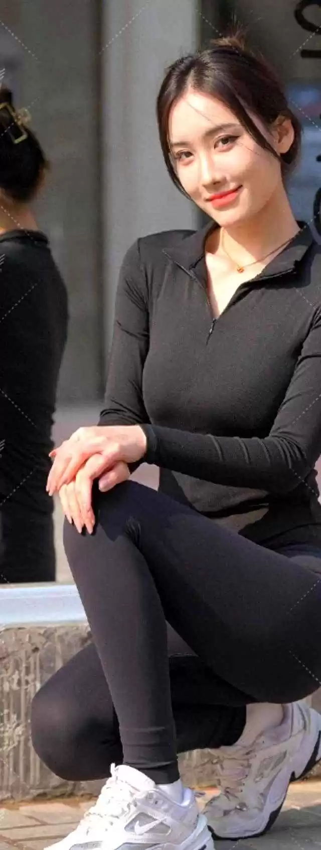 胖女生学院风穿搭攻略：黑色修身上衣+高腰瑜伽裤，轻松展现自信形体美