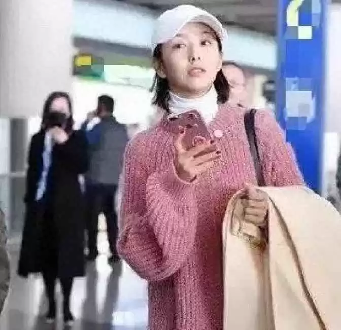 机场女生穿衣搭配 佟丽娅机场私服秀超强搭配！针织大衣配牛仔裤，时尚又显年轻