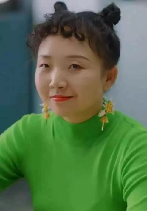 胖女生穿衣搭配秘籍:告别油腻标签,今年穿出高级时尚感!