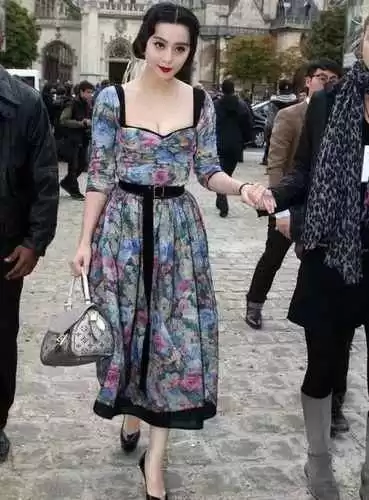 骨架宽穿衣搭配:宽腿裤的冬季时尚,大衣羽绒服穿出高级感 骨架宽穿衣搭配:宽腿裤的冬季时尚,大衣羽绒服穿出高级感