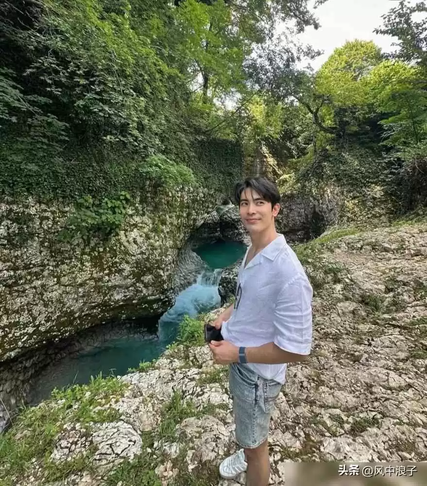 泰星SonYuKe夏日穿搭秘籍:不紧绷的性感与衣冠楚楚的满分示范