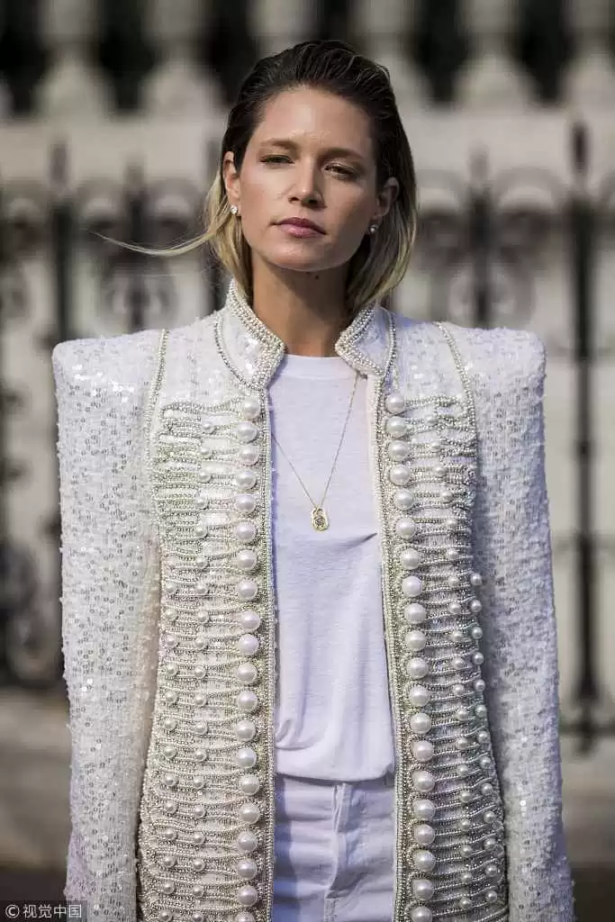 肩宽女生穿衣搭配全攻略:轻松扬长避短穿出时尚感