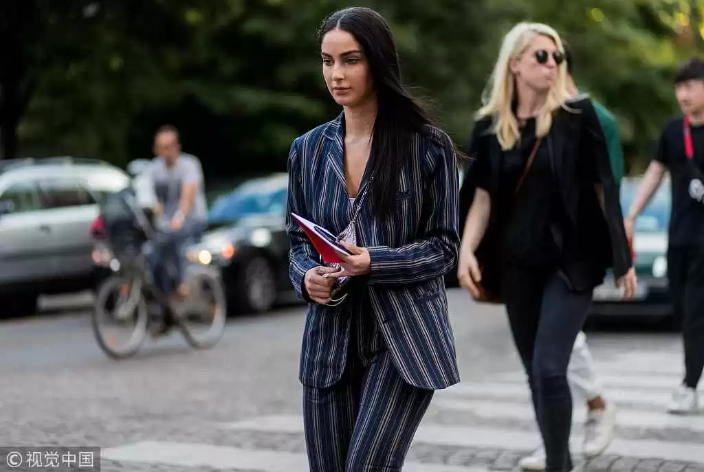 肩宽女生穿衣搭配全攻略:轻松扬长避短穿出时尚感