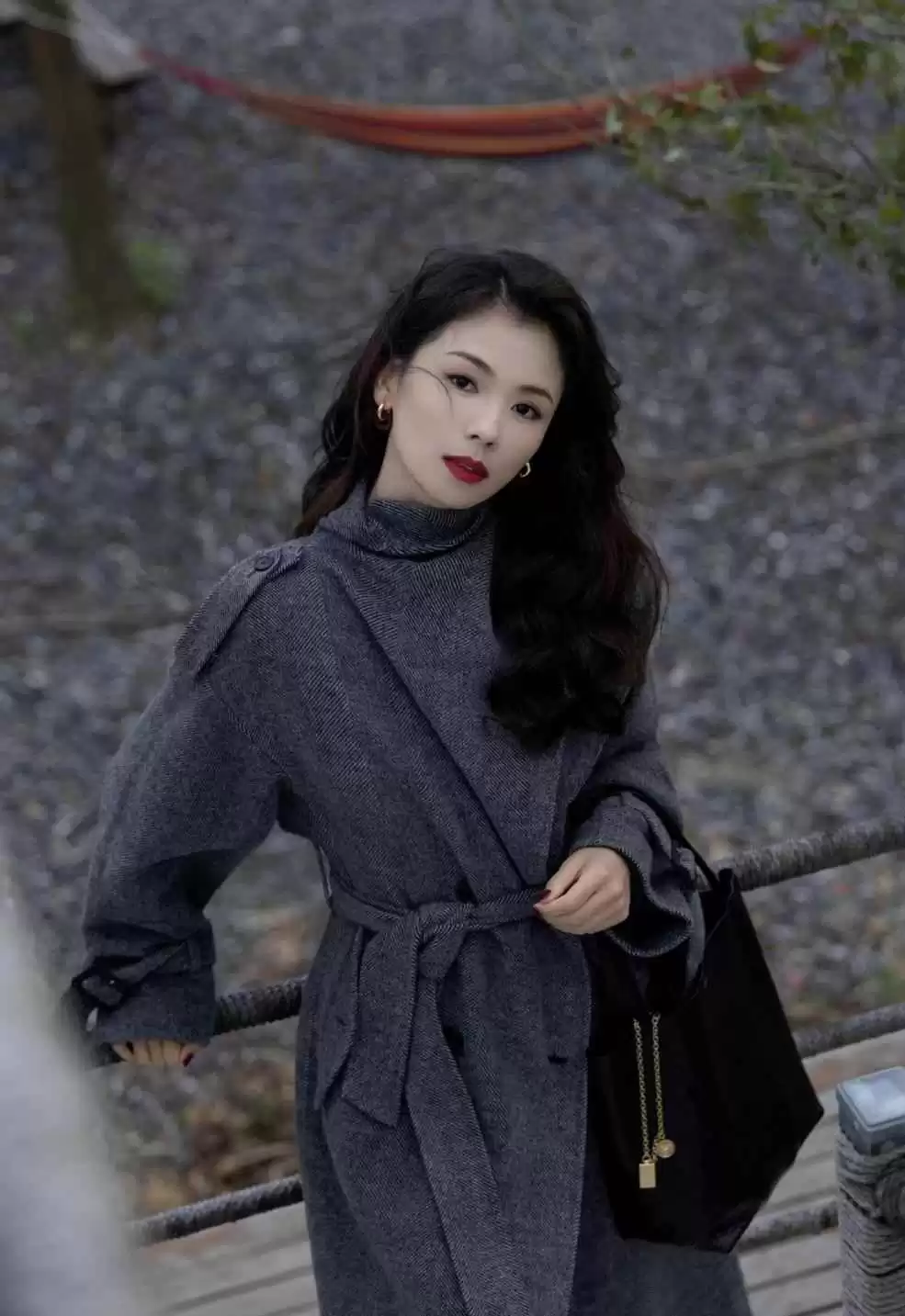 刘涛秋冬穿搭秘籍:油画卷发配灰大衣,时髦减龄超有范儿