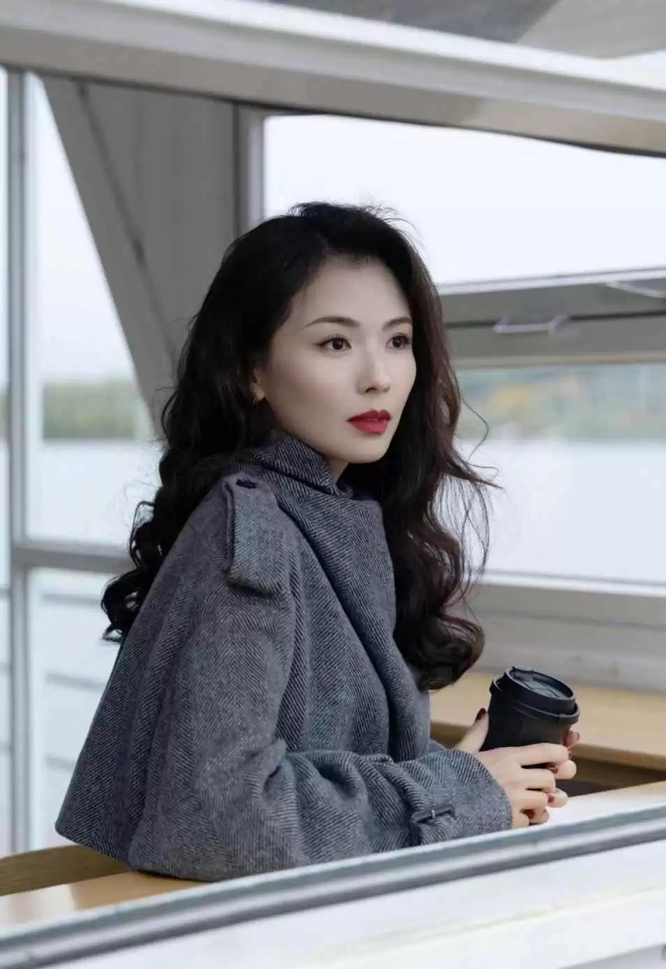 刘涛秋冬穿搭秘籍:油画卷发配灰大衣,时髦减龄超有范儿