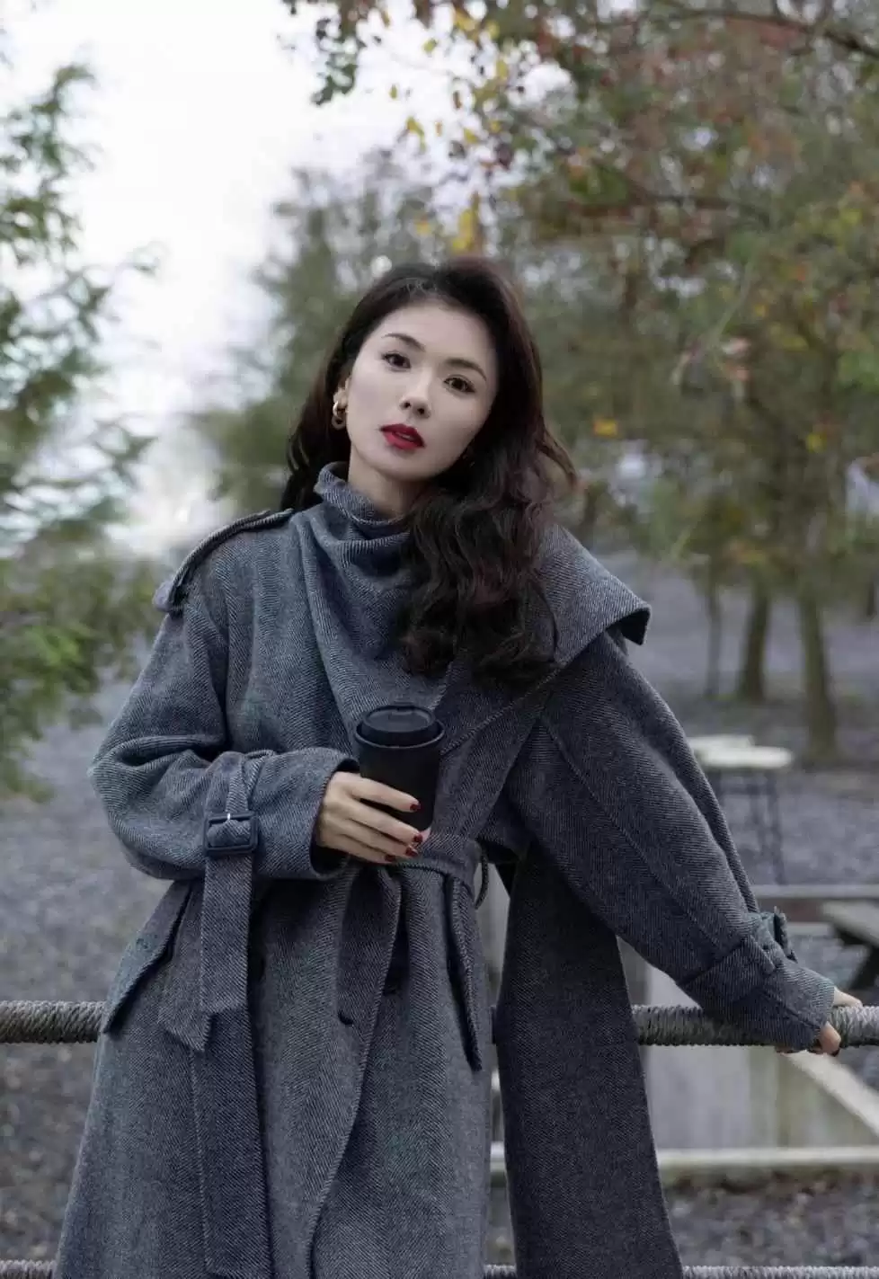 刘涛秋冬穿搭秘籍:油画卷发配灰大衣,时髦减龄超有范儿