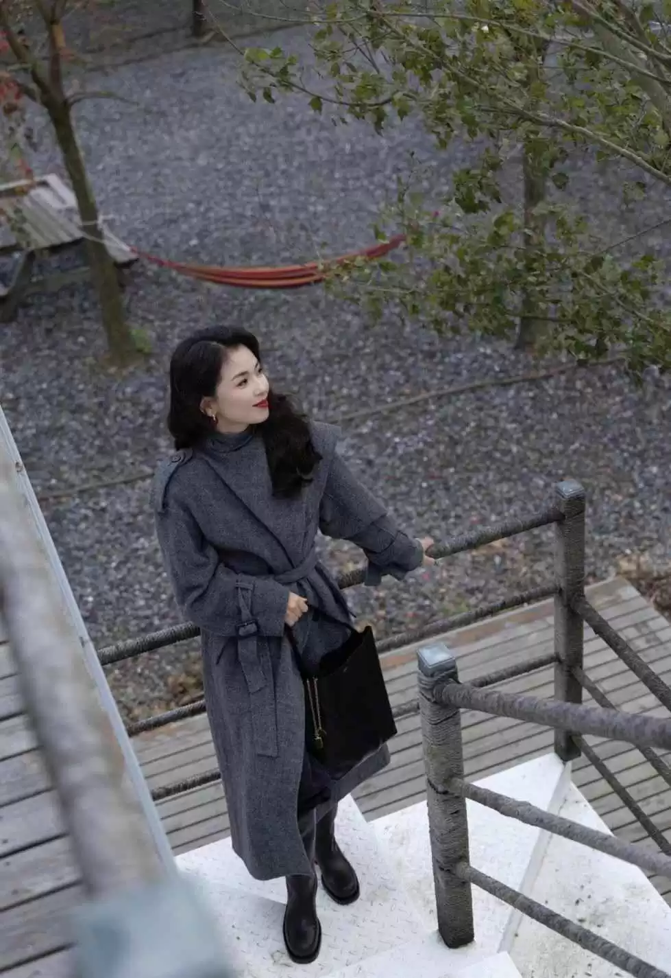 刘涛秋冬穿搭秘籍:油画卷发配灰大衣,时髦减龄超有范儿