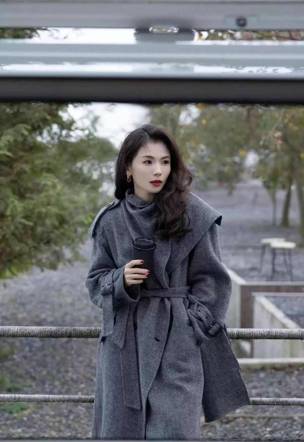 刘涛秋冬穿搭秘籍:油画卷发配灰大衣,时髦减龄超有范儿