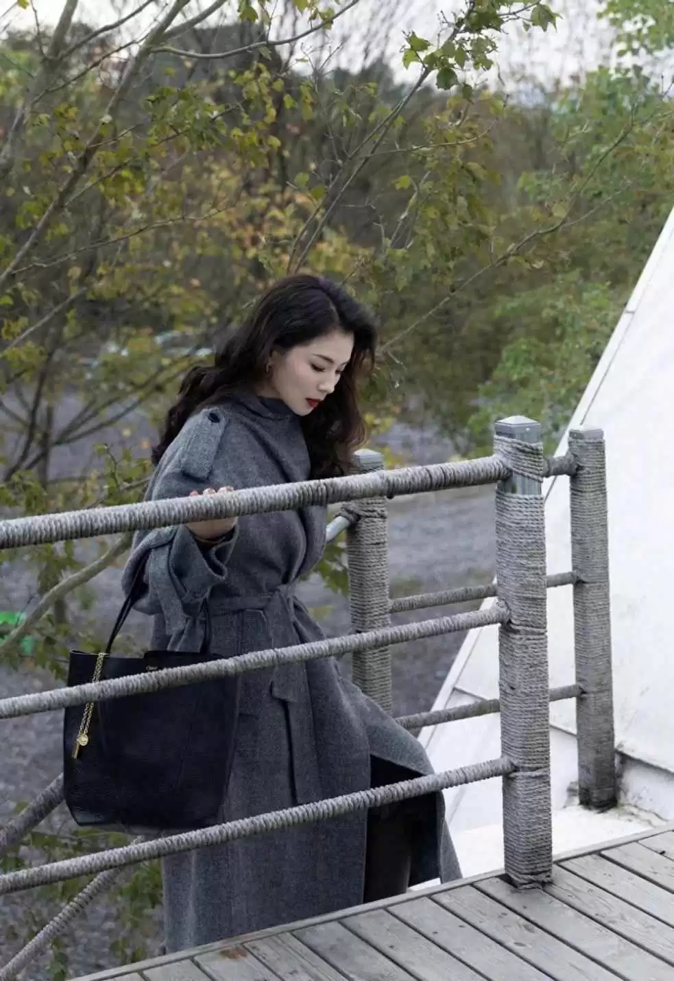 刘涛秋冬穿搭秘籍:油画卷发配灰大衣,时髦减龄超有范儿