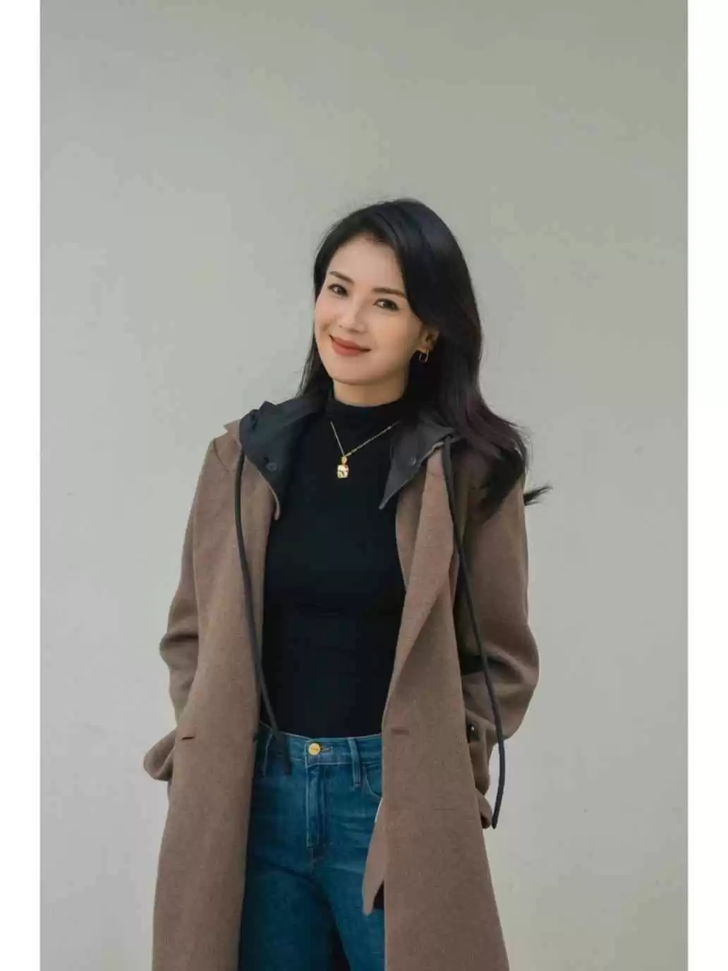 刘涛秋冬穿搭秘籍:油画卷发配灰大衣,时髦减龄超有范儿