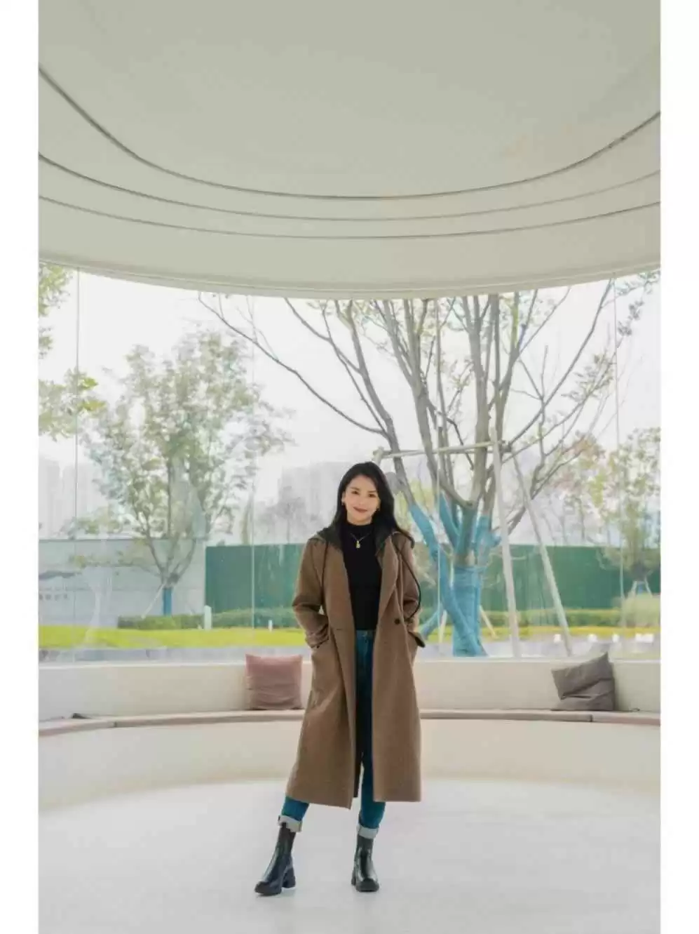 刘涛秋冬穿搭秘籍:油画卷发配灰大衣,时髦减龄超有范儿