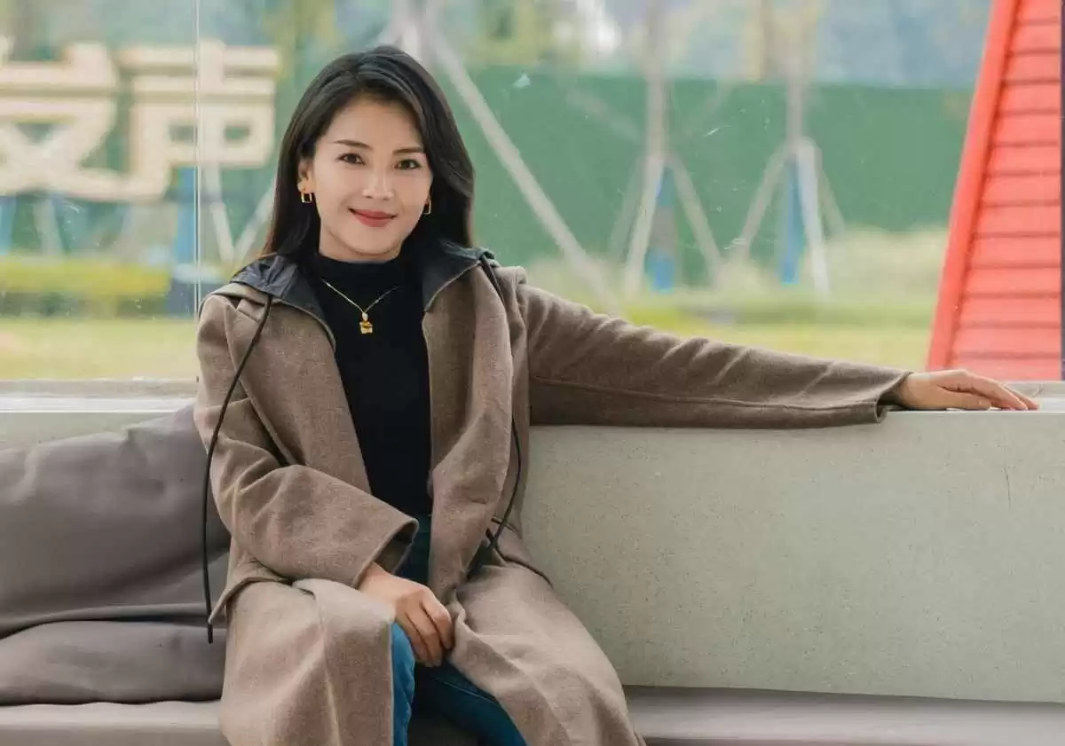 刘涛秋冬穿搭秘籍:油画卷发配灰大衣,时髦减龄超有范儿