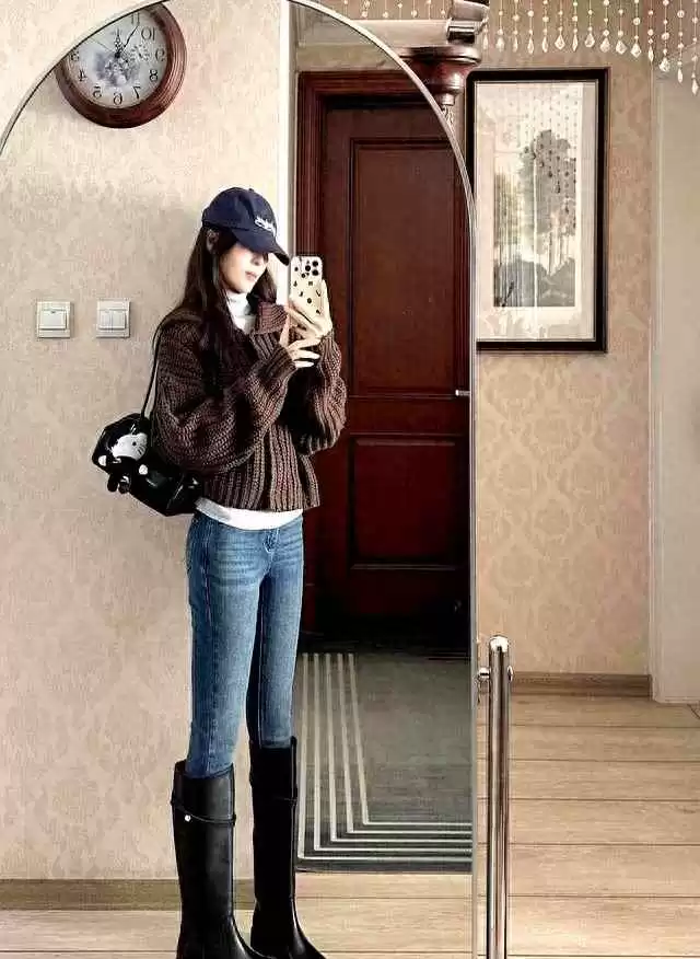 美式中性穿衣搭配：焦糖粗针毛衣+紧身牛仔裤，打造复古甜酷风