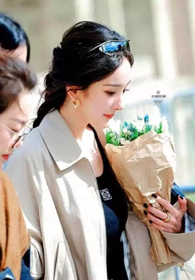 35岁女人穿衣搭配秘诀：跟杨幂学穿搭，告别牛仔裤T恤，时髦减龄更自信