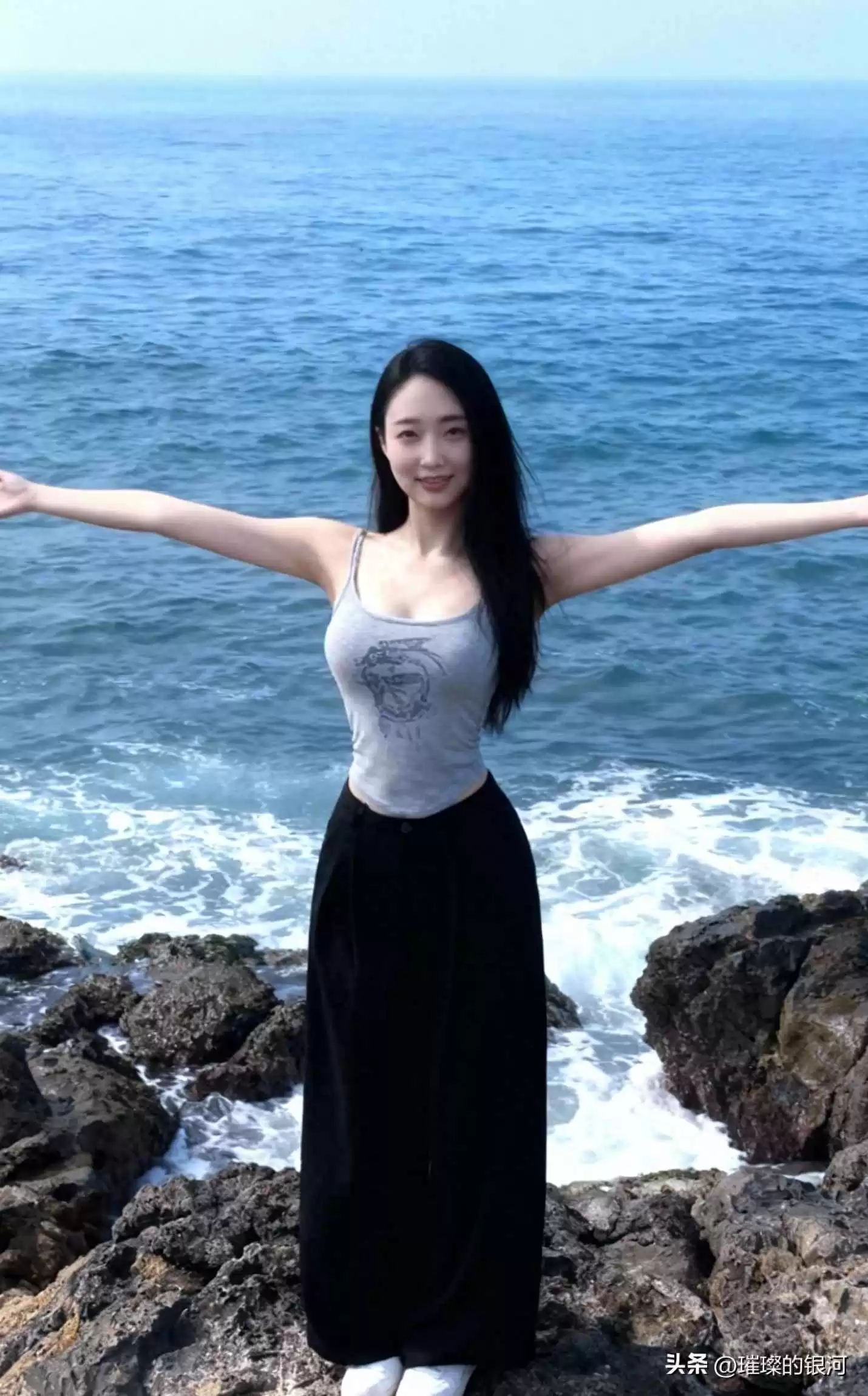 吊带长裙海边穿搭指南：灰吊带配黑长裙，轻松打造松弛感造型