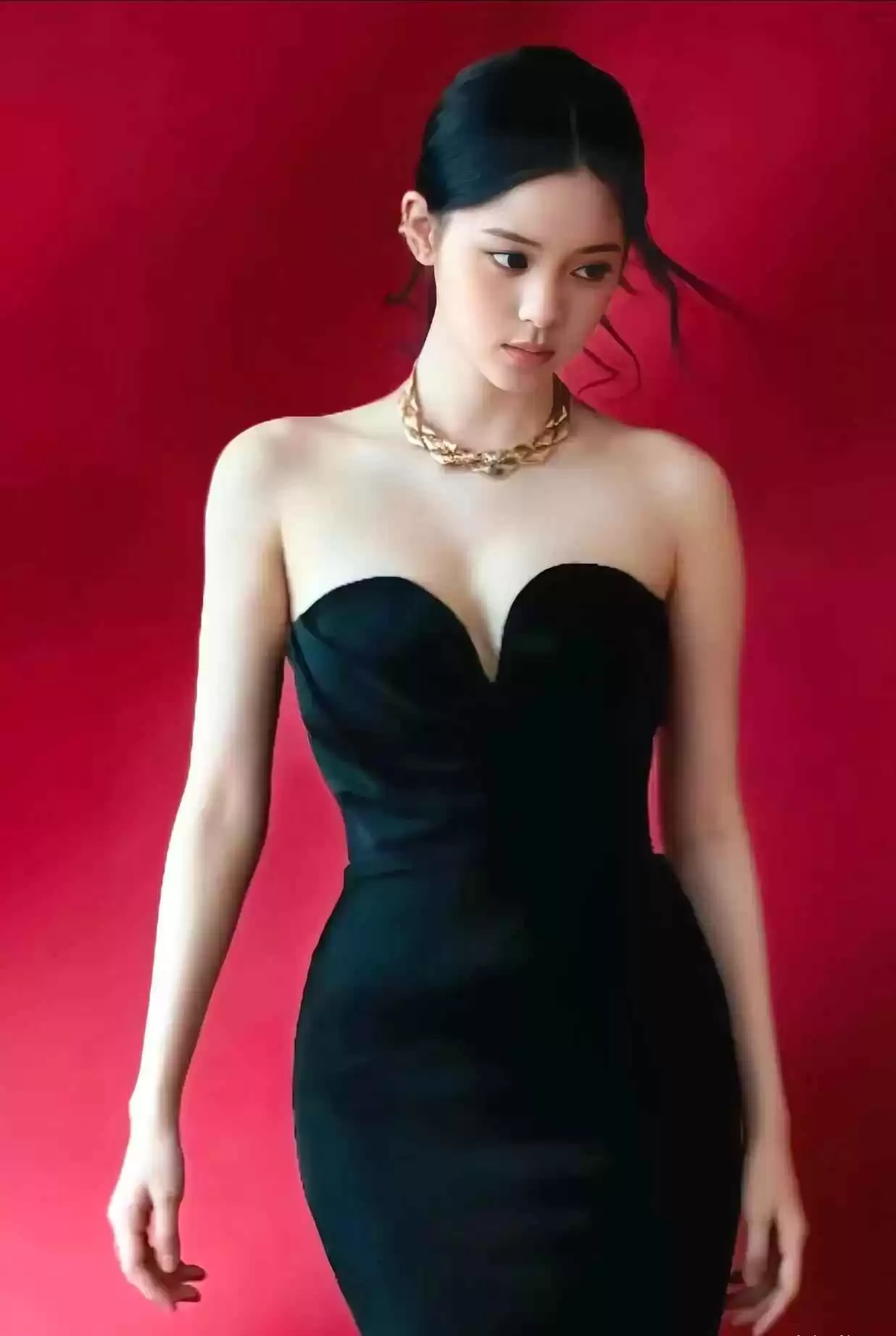 马尾发型穿搭秘诀:欧阳娜娜侧马尾深V造型的时尚解析