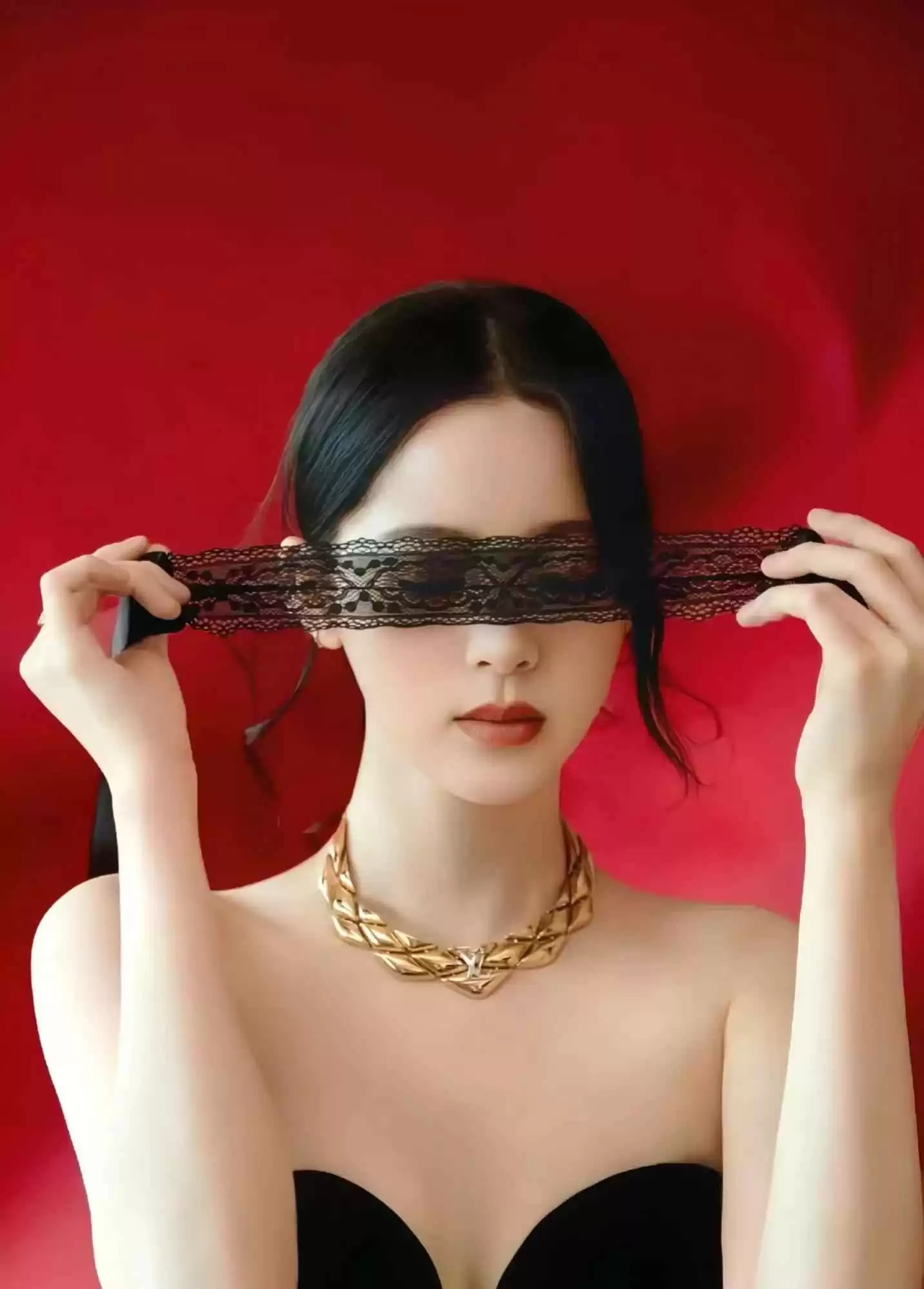 马尾发型穿搭秘诀:欧阳娜娜侧马尾深V造型的时尚解析