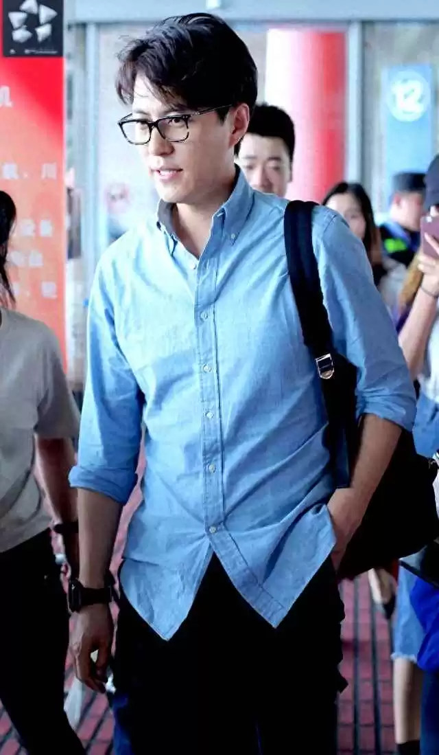 男人衬衫搭配新法则：告别塞裤腰，跟靳东学穿出高级感