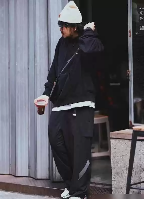 胖黑男生穿衣搭配秘籍:穿搭与身材无关,街拍胖男人又胖又矮照样有型