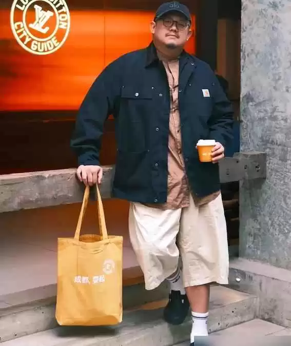 胖黑男生穿衣搭配秘籍:穿搭与身材无关,街拍胖男人又胖又矮照样有型