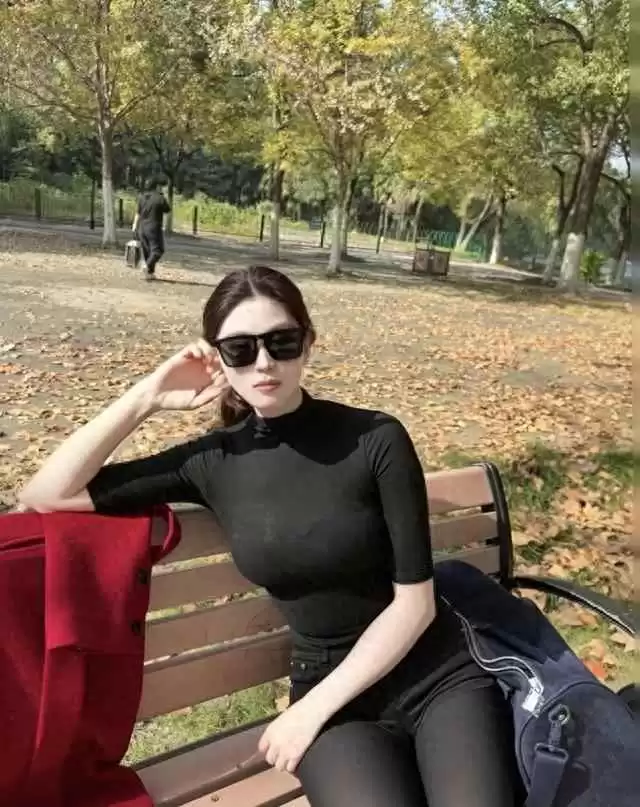 黑女生穿衣搭配秘籍:气质女人的黑色时尚指南 黑女生穿衣搭配秘籍:气质女人的黑色时尚指南