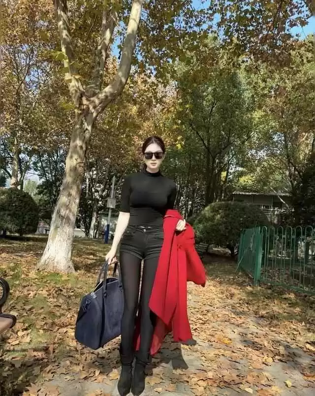 黑女生穿衣搭配秘籍:气质女人的黑色时尚指南