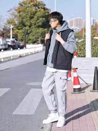 冬季男生穿搭宝典：4种色系轻松驾驭，不用动脑就能穿出范儿