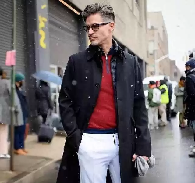 中老年男士冬季穿搭秘诀：戴帽与亮色衣的年轻魔法