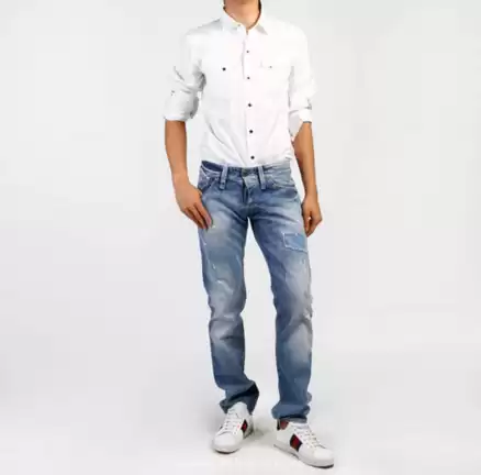 男生牛仔裤配运动鞋穿搭攻略：年轻又时髦，日常出门直接照搬