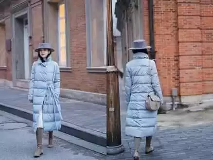 冬季海边穿搭指南：奶白羽绒服轻松穿出高级松弛感