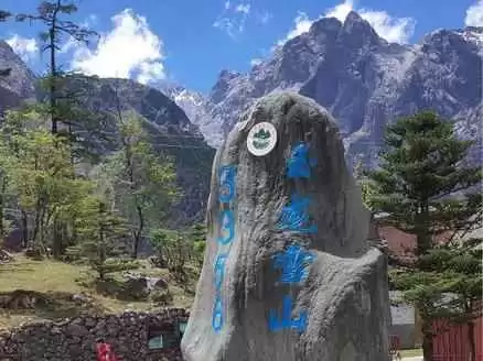 江南旅游穿搭攻略：黑衬衫配绿半裙，轻松穿出古镇诗意风