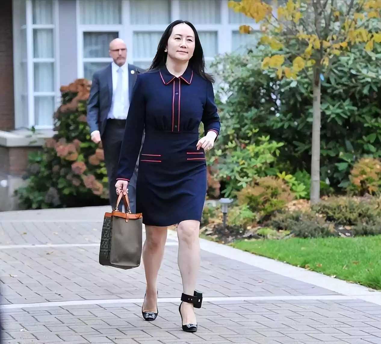 名媛穿衣搭配指南:跟孟晚舟学简约高级感,不追潮流更显气质