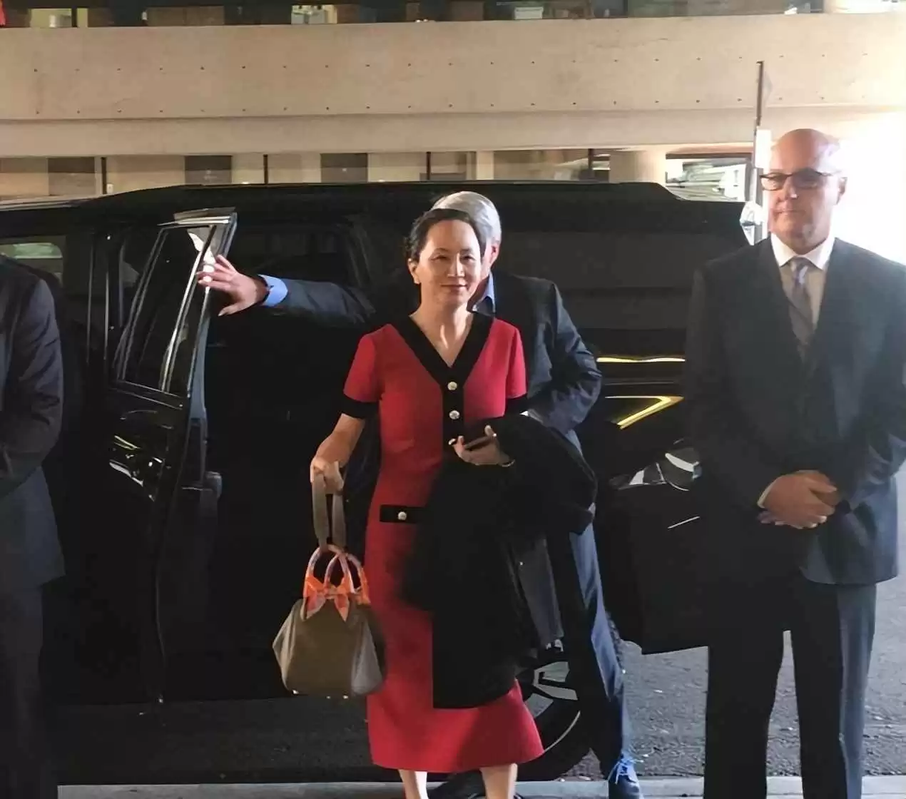 名媛穿衣搭配指南:跟孟晚舟学简约高级感,不追潮流更显气质