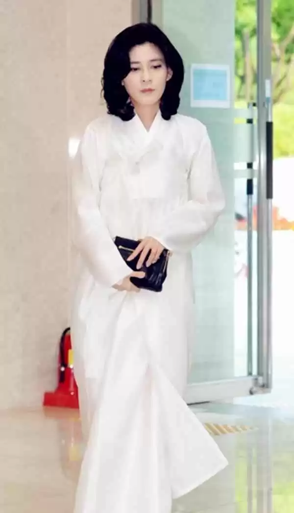 李富真穿搭秘诀:简约风格、和谐配色与细节之美