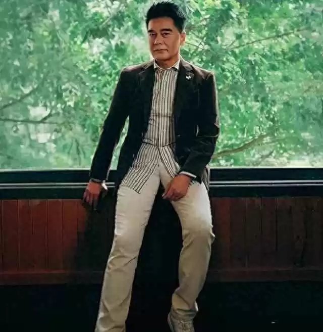 男士职场通勤穿搭秘诀：高级、简洁、精致，轻松打造专业形象