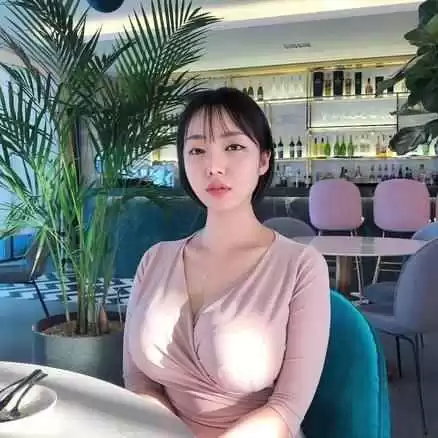 胖女孩穿搭秘籍：微胖身材这样穿，自信又好看！