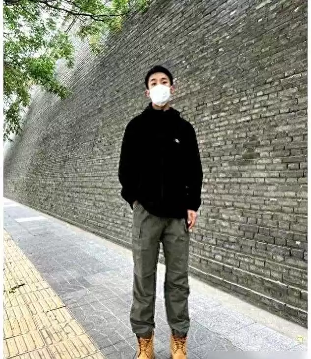 年轻男胖子冬季穿搭秘诀：冲锋衣+工装裤，帅气又显瘦