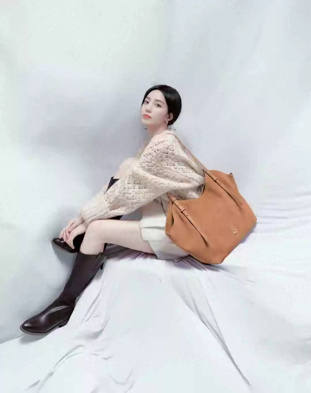 清冷女孩穿衣搭配秘籍：气质美女的时尚魅力全解析